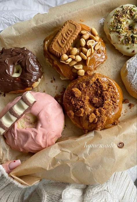 Donut Toppings Ideas, Donut Decorating Ideas, Donut Toppings, Fruit Chip, Candy Drinks, Delicious Snacks, Delicious Donuts, Healthy Lifestyle Food, Sweet Food