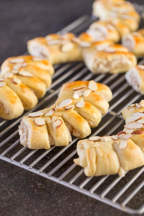 These Buttery Almond Bear Claws are a family tradition that I love. Who could resist that tender pastry with the sweet almond filling? Almond Filling Recipe, Bear Claw Recipe, Spider Bread, Almond Breakfast, Almond Paste Recipes, Kolache Recipe, Almond Filling, Almond Pastry, Cake Mug