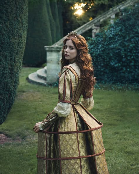 ‘The Spanish Princess’ Cast Teases Sizzling Royal Drama in the New Starz Series – TV Insider Charlotte Hope, The Spanish Princess, Spanish Princess, The White Princess, Catherine Of Aragon, Wars Of The Roses, Royal Aesthetic, White Princess, Queen Of England