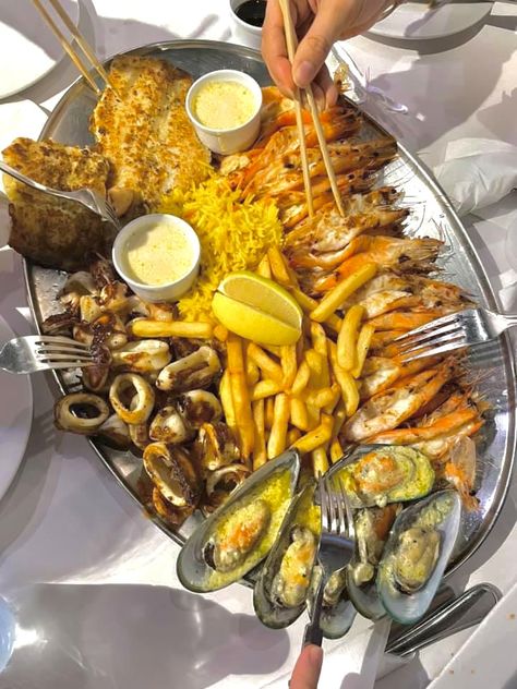 A Filipino word which means stuffing oneself with food. 📍Ocean Basket Ocean Basket, Ocean Food, Restaurant Meals, Seafood Plates, Pop Up Restaurant, Seafood Platter, Yummy Comfort Food, Birthday Food, Sea Food