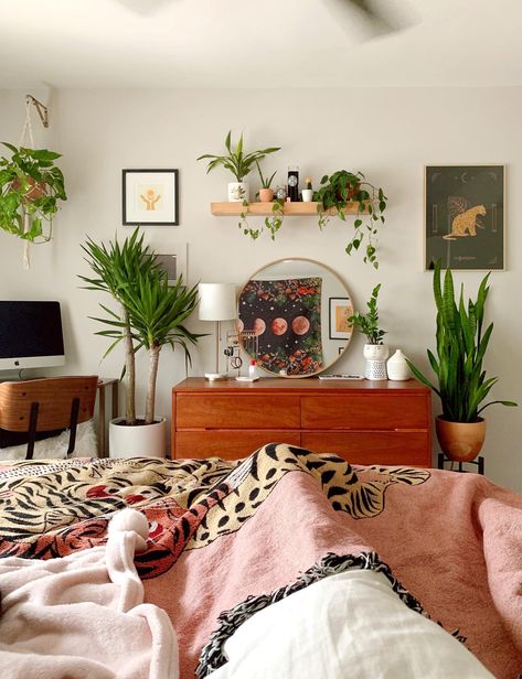 Minimal Bohemian Interior, Bedroom Eccentric, Modern Bedroom Design Colorful, Renter Bedroom Makeover, Bedroom Inspiration Eclectic, Girly Mid Century Modern, Bedroom Pallet Ideas Colour Schemes, Boho Eclectic Decor Bedroom, Boho Plant Display