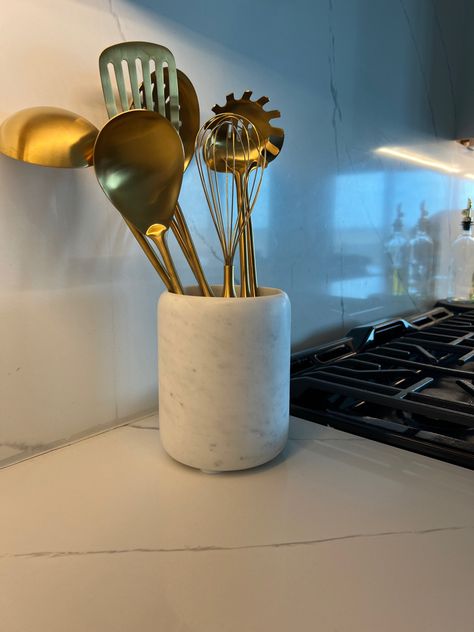 Black And Gold Kitchen Utensils, Modern Dark Kitchen, Gold Kitchen Utensils, Marble Utensil Holder, Atl Apartment, Black And Gold Kitchen, Gold Utensils, Quartz Backsplash, Marble Products