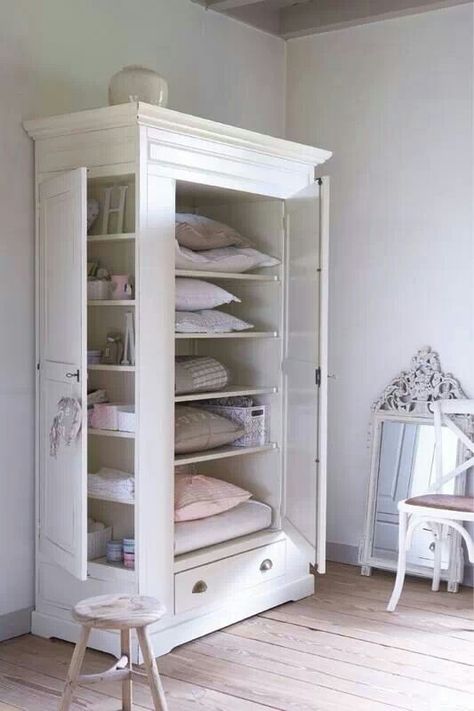 Want, love, need ♡♡♡ Secret Cupboard, White Linen Cabinet, Shabby Chic Dresser, Shabby Chic Bathroom, Linen Cabinet, Linen Closet, Shabby Chic Decor, Chic Decor, Furniture Makeover