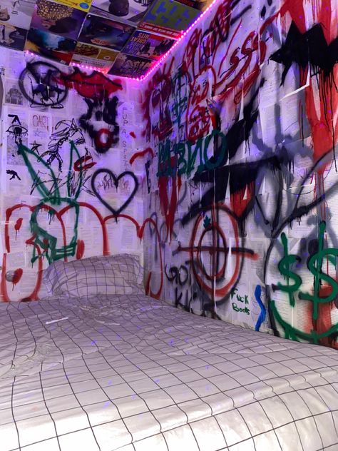 Graffiti Bedroom Ideas Grunge, Grunge Wall Painting Ideas, Graffiti Room Idea, Spray Paint Ideas On Wall, Spray Paint Bedroom Wall Grunge, Spray Painted Room Wall, Grunge Room Painting, Spray Paint Aesthetic Grunge, Spray Painted Walls Bedrooms