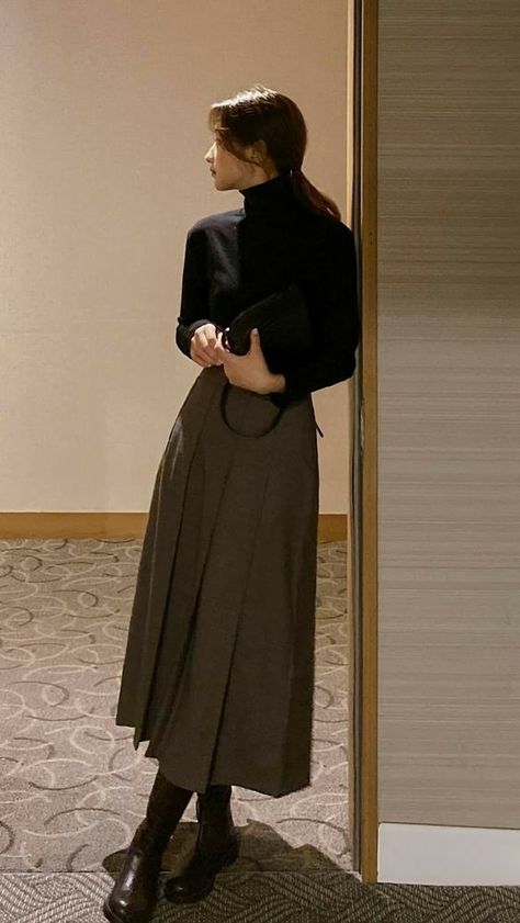 Fesyen Korea, 40s Mode, 00s Mode, Academia Outfits, Brown Skirt, Modest Clothing, Fesyen Hijab, Elegantes Outfit, Modest Fashion Outfits