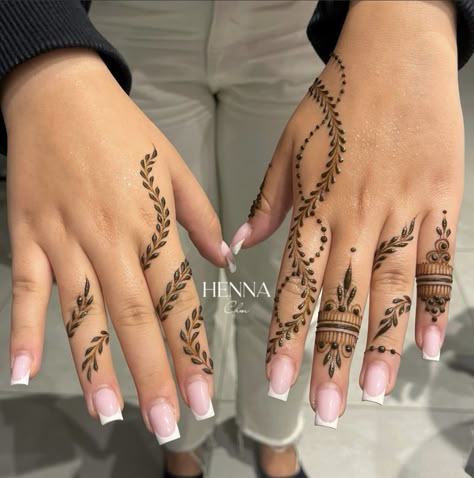 Leafy Henna Design, Name Henna Design, Model Henna Simple, Nails With Mehendi, Simple Easy Henna Designs, Wedding Guest Henna, Hanna Tattoo Hand, Henna Minimal, Mehendi Designs For Eid