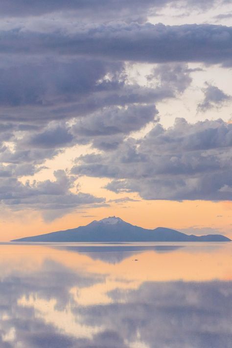 Los colores pastel del amanecer en el Salar de Uyuni, un tesoro natural único en Bolivia. Con sus vastas extensiones de sal y los reflejos surreales durante la temporada de lluvias, este lugar te transportará a otro mundo. ¡Nada como las maravillas naturales de Bolivia! #Bolivia #SalarDeUyuni #MovimientoUGN Uyuni Bolivia, Travel Wallpaper, Bolivia, South Korea, Bucket List, Pastel, On Instagram, Instagram