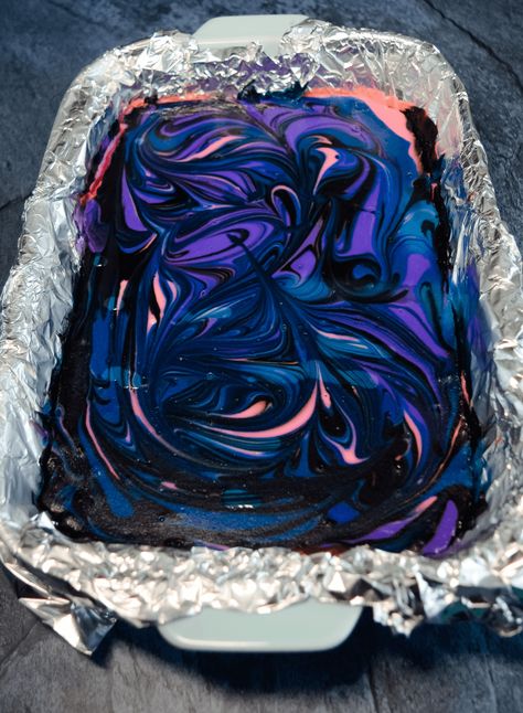 Galaxy Cheesecake Bars are cosmic cheesecakes that will light up your party! These tasty treats are made with delicious vanilla cheesecake with swirls of black, dark blue, pink, and purple. #cheesecakebars #galaxy #dessertrecipes Galaxy Sheet Cake, Galaxy Party Food, Galaxy Cheesecake, Galaxy Treats, Galaxy Food, Galaxy Desserts, Floating Through Space, Space Disco, Gourmet Candy Apples