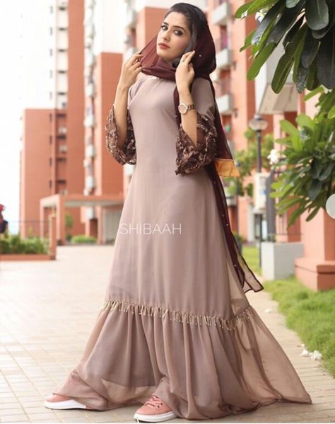 Abaya Burkha Designs, Hijab Stile, Abaya Design, Girls Hijab, Frock Fashion, Stylish Short Dresses, Mode Abaya, Style Hijab, Sleeves Designs For Dresses