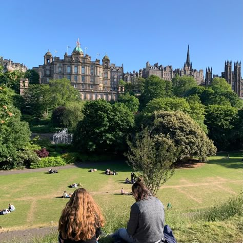 Edinburgh Life Aesthetic, Edinburgh Royal Mile, Edinburgh In Summer, Edinburgh University Student Aesthetic, Uk Places To Visit, Edinburgh Scotland Aesthetic Summer, Uni Of Edinburgh, University Of Edinburgh Aesthetic, Edinburgh University Aesthetic