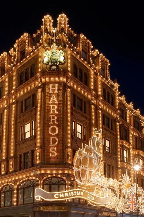 Ginger Bread Houses Aesthetic, Dior Gingerbread, London Aesthetic Christmas, Christmas British, Harrods At Christmas, Giant Gingerbread House, Harrods London Christmas, London During Christmas Aesthetic, London Harrods