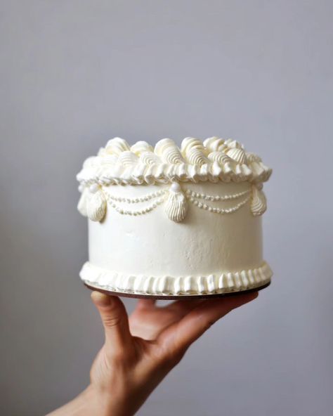 mini lambeth cake✨️ . #pandora_mini_cake Small Vintage Cake, Lambeth Cake, Mini Cake, Cake Slice, Vintage Cake, Cake Inspiration, Mini Cakes, Photoshoot Ideas, Baking