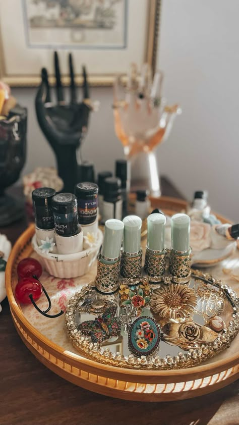 Jewelry Vanity Aesthetic, Vintage Vanity Organization, Vintage Makeup Display, Makeup Artist Studio Decor, Antique Makeup Vanity, Antique Makeup Vanities, Cozy Room Ideas, Vintage Vanity Decor, Room Ideas For Men