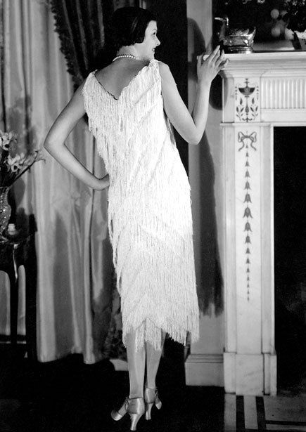 * Parisienne portant une robe de crèpe de Chine de Madeleine Vionnet 1925 Vionnet Dress, 20’s Fashion, Roaring 20s Fashion, Style Année 20, Jay Gatsby, Madeleine Vionnet, Edward Steichen, 1920 Fashion, Fashion Slides