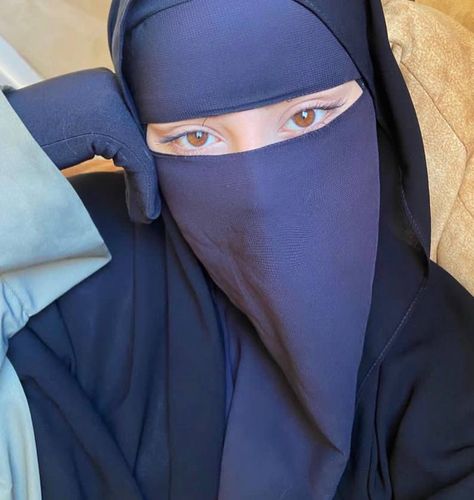 Mode Niqab, Niqabi Girl, Abaya Fashion Dubai, Skater Vibes, Niqab Fashion, Modest Fashion Hijab, Hijab Style Casual, Back Hand Mehndi Designs, Mode Abaya