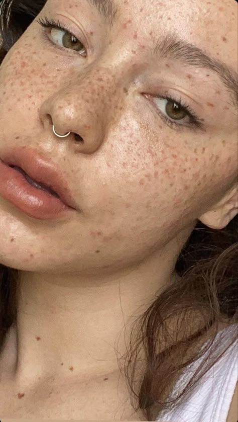 Nose Peicerings Septum, Subtle Septum Piercing, Cute Nose Piercings, Septum Piercing Jewelry, Septum Hoop, Estilo Kylie Jenner, Beautiful Freckles, Septum Nose Rings, Face Piercings