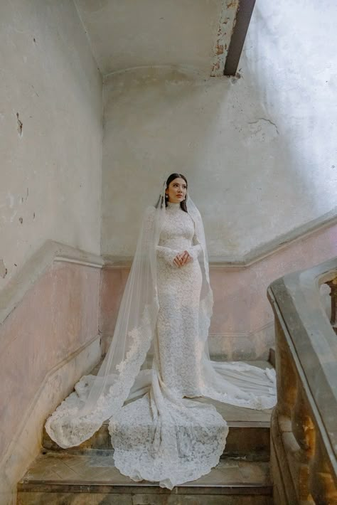 Spanish Wedding Dress, Barn Wedding Centerpieces, Casino Wedding, Mexican Wedding Dress, Plain Wedding Dress, Muslimah Wedding Dress, Muslimah Wedding, Wedding In Mexico, Classy Wedding Dress