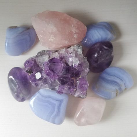 Cute Crystals, Amethyst And Rose Quartz, Crystal Vibes, Lavender Aesthetic, Crystal Aesthetic, Spiritual Crystals, Pretty Rocks, Crystal Therapy, Amethyst Geode