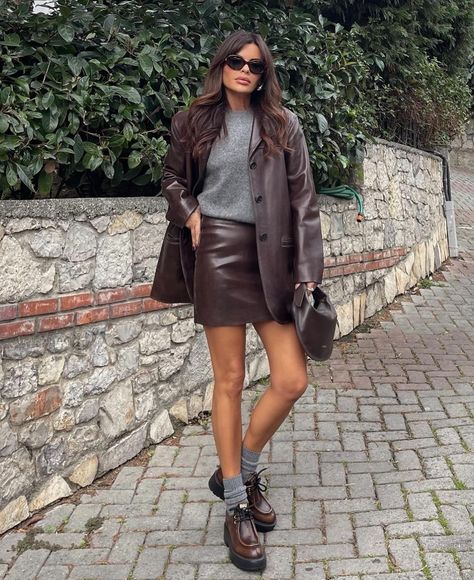 Leather Mini Skirt Outfit Winter, Brown Mini Skirt Outfit, Brown Leather Skirt Outfit, Mini Skirt Outfit Ideas, Leather Skirt Mini, Mini Skirt Outfit Winter, Leather Mini Skirt Outfit, Mini Skirt Outfit, Skirt Outfit Ideas