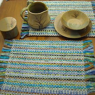 Fabric scraps woven into cotton latch hook canvas = rustic placemats Placemats Ideas, Placemats Diy, Handwoven Placemats, Rustic Placemats, Diy Placemats, Weaving Loom Diy, Rigid Heddle Weaving, Weaving Tutorial, Heddle Loom