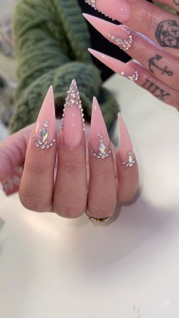 Pink Rhinestones On Nails, Long Almond Nails With Rhinestones, Stilleto Nails Rhinestone, Nude Pink Nails With Rhinestones, Stiletto Wedding Nails, Stiletto Nails With Gems, Nude Stiletto Nail Designs, Stiletto Bling Nails, Pink Crystal Nails