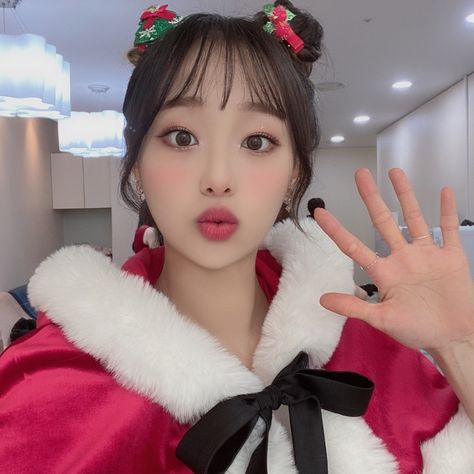 Merry Christmas with Chuu🐧🎄 Oh light! Santa has already arrived here🎅 Loona Kim Lip, 19 August, Chuu Loona, Christmas Icons, Olivia Hye, Kpop Girl Groups, K Idols, Cute Icons, Pop Group