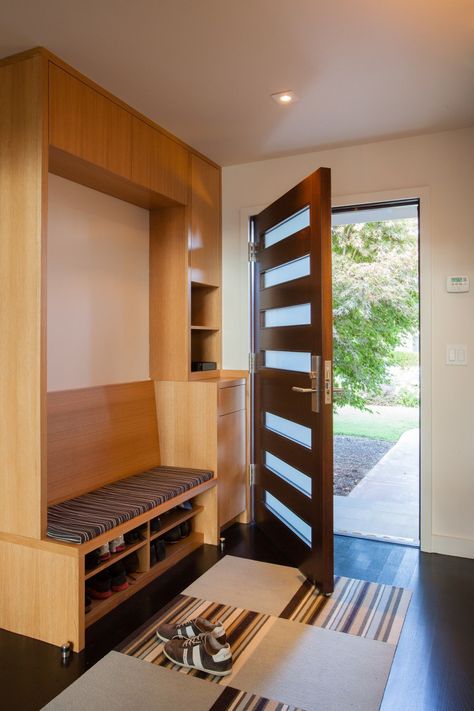 Genkan Ideas, Japanese Entryway, Ideas Recibidor, Shoe Cubbies, Mid Century Modern Entryway, Diy Entryway Bench, Super Organized, Japanese Home Design, Modern Entry