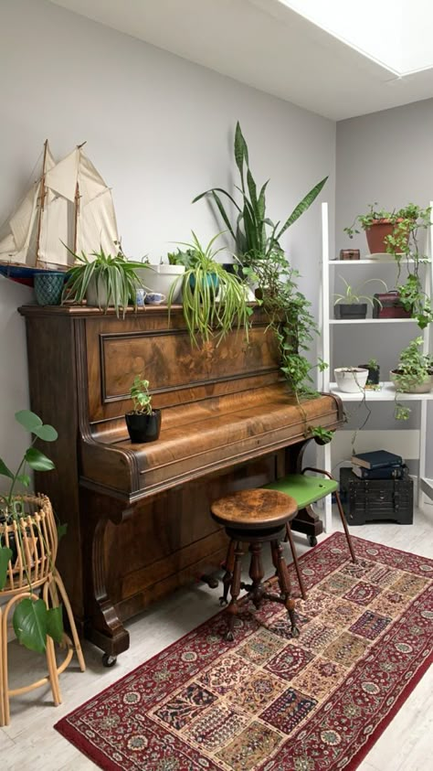 Piano Plant Decor, Antique Piano Decor, Piano Room Aesthetic, Piano Decorating Ideas, Boho Piano, Boho Music Room, Upright Piano Decor, Piano Aesthetics, Piano Space