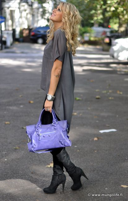 casual look with violet balenciaga bag Violet Bag Outfit, Vintage Balenciaga, Wallets Designer, Fashion Purses, Cheap Designer Handbags, Bag Outfit, Bag Obsession, Purple Bag, Branded Wallets