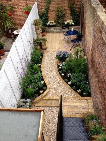 Competition winner! This garden was created using our Amber Polished Pebbles. It turned an Urban Wasteland into a stunning garden haven! Narrow Backyard Ideas, Garden Ideas Uk, Amazing Landscaping Ideas, Greek Garden, Decorative Aggregates, Narrow Garden, Sunken Garden, Front Yard Garden Design, Side Garden