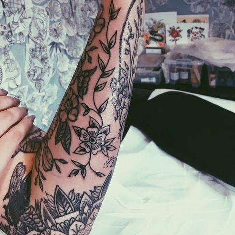 20 Tattoo, Tattoo Sleeve Filler, Pin Up Girl Tattoo, Traditional Tattoo Flowers, Hippie Tattoo, Feminine Tattoo Sleeves, Tattoo Filler, Art Flash, Traditional Tattoo Sleeve