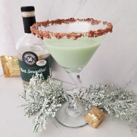 Mint Martini, Holiday Martinis, Mint Smoothie, Festive Drinks, Martini Recipes, Chocolate Mint, Cocktail Recipes Easy, Green Food Coloring, Ice Cream Toppings