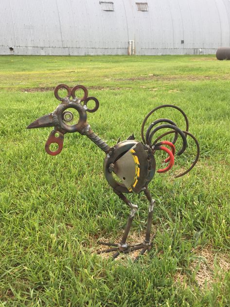 Rooster made from scrap metal Tree Wall Art Diy, Metal Tree Art, Recycled Metal Art, Metal Rooster, Metal Chicken, Junk Yard, Welding Art Projects, Tree Artwork, Metal Tree Wall Art