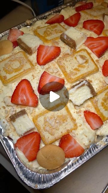 Cheesecake Banana Pudding, Strawberry Banana Pudding Recipe, Cheesecake Banana, Easy Strawberry Cheesecake, Banana Pudding Desserts, Easy Banana Pudding, Strawberry Pudding, Banana Pudding Cake, Banana Pudding Cheesecake