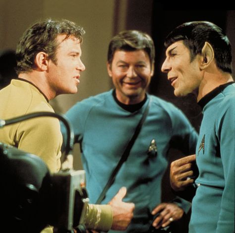 Star Trek……... Spock Smiling, Dr Mccoy, Deforest Kelley, Star Trek 1966, Star Trek 1, Star Trek Cast, Kirk Spock, Original Star Trek, Star Trek Spock