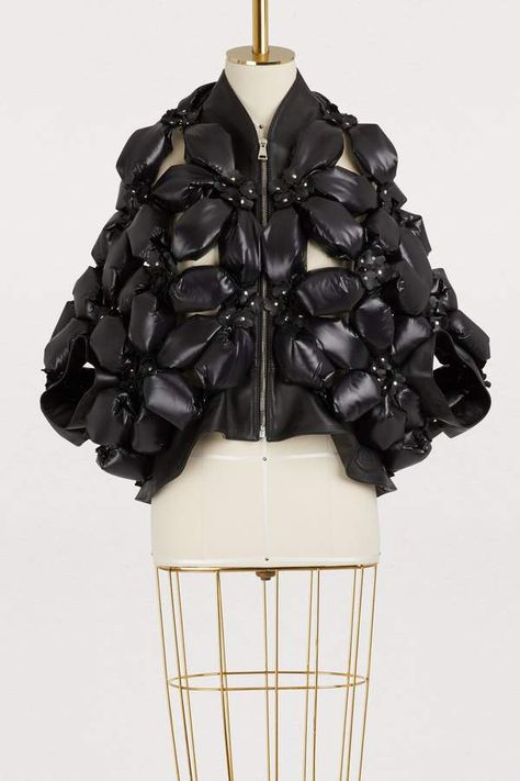 Art Jacket, Kei Ninomiya, Noir Kei Ninomiya, Moncler Dress, Noir Kei Ninomiya 2022, Moncler Runway, Moncler Maya 70 Short Down Jacket, Moncler Ski Jacket, 3d Fashion