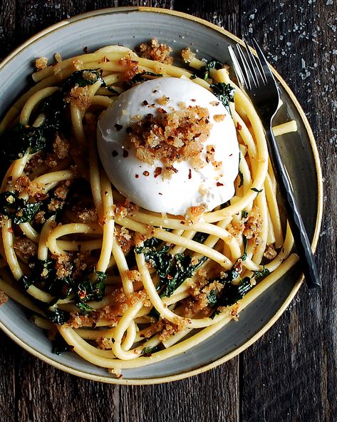 Bucatini Pasta with Burrata and Fried Breadcrumbs Pasta With Burrata, Pasta And Sauce, Garlic Kale, Bucatini Pasta, Rigatoni, Tortellini, Pasta Dishes, Lasagna, Pasta Recipes