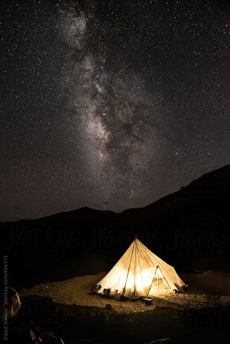 Night view of  Milky way and one of the tea tents you can find before and after some of the higher passes during the Zanskar trekking (from Lamayuru to Padum). This one was located in the south face of Sengge-La pass (5060m) between Photoksar and Lingshed villages in Ladakh region. Tent At Night, Camping Uk, Ladakh India, Paradise Hotel, Naruto Drawings, Happy Foods, Classy Photography, Night View, Adventure Camping