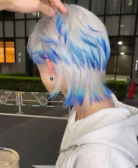 Blue And White Hair, Blue Tips Hair, Short Blue Hair, Dyed Tips, Dyed Hair Men, Men Hair Color, Dyed Hair Inspiration, Hair Inspiration Short, Shot Hair Styles