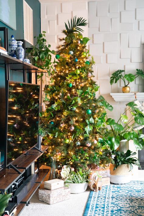 Christmas Decor With Houseplants, Indoor Plant Christmas Tree, Christmas Decor With Plants, Houseplant Christmas Decor, Christmas Tree In Window, Christmas Decor Window, Plant Christmas Tree, Window Decoration Ideas, Aesthetic Christmas Decor