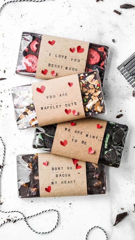 These homemade chocolate bars make for the cutest DIY Valentine's Day gifts - complete with easy homemade wrappings. Diy Chocolate Bars, Butternut Bakery, Chocolate Bars Gift, Homemade Chocolate Bars, Kek Lapis, Diy Chocolate, Chocolate Wrapping, Dessert Packaging, Diy Gifts For Him