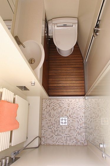 Baie Vintage, House Bathroom Designs, Very Small Bathroom, Bilik Air, Rv Bathroom, Small Showers, Small Toilet, Tiny House Bathroom, Tiny Bathrooms