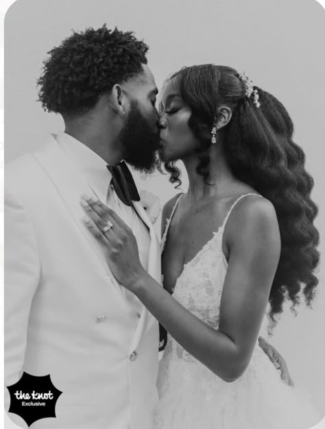 Black Brides With Veils, Curly Wedding Hair Black Women, Intimate Wedding Photo Ideas, Black Natural Wedding Hairstyles, Wedding Photos Black Couples, Natural Hair For Wedding, Cute Wedding Details, Natural Hairstyles Wedding, Black Couple Wedding Photos