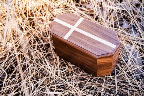 Star Wars Urn, Diy Wooden Urns For Ashes, Wood Cremation Urns, Wooden Cremation Urns Boxes, Cremation Boxes, Companion Urns, Pet Cremation Urns, Woodworking Shop Projects, Wood Urn