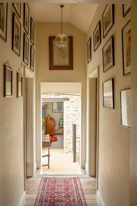 Decorating lessons from 12 brilliant small hallways Farrow And Ball Hallway, Tiny Hallway, Colour Furniture, Hallway Colours, Small Hallway Ideas, Small Space Ideas, Traditional Wall Art, Small Hallway, Decoration Tips