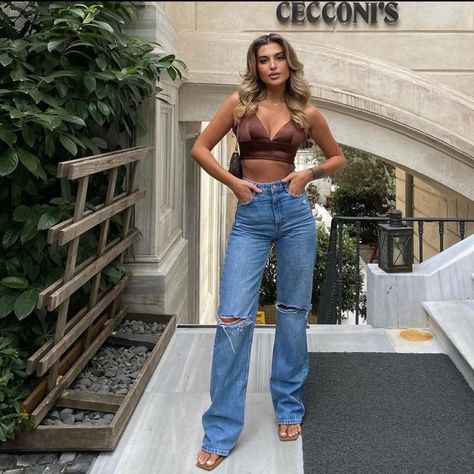 Blogger High Waisted Ripped Straight Jeans Pointy Heels Outfit, Denim Pants Outfit, High Heels Outfit, Ripped Jeans Outfit, Outfits Con Jeans, Ripped Mom Jeans, Cropped Wide Leg Jeans, Autumn Night, Model Outfits