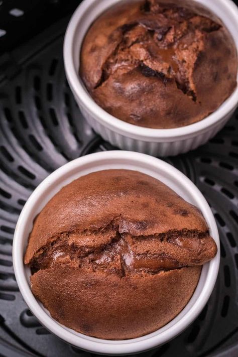 Nutella Air Fryer, Air Fryer Souffle, Air Fryer Nutella Recipes, Air Fryer Mug Cake, Lava Cake Air Fryer, Air Fryer Treats, Nutella Lava Cake, Ramekin Dessert, Air Fryer Dessert