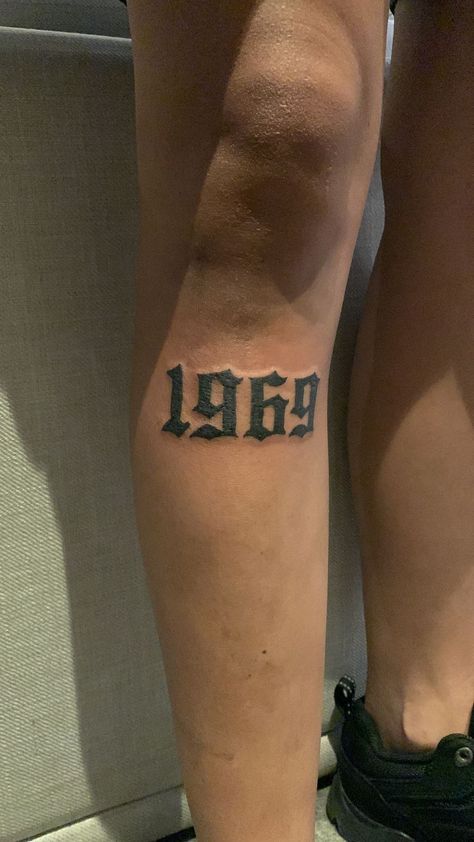 Tatuagem de data na perna Birth Year Leg Tattoo Men, Number Knee Tattoo, Roman Numbers Tattoo, Number Tattoo Fonts, Rare Tattoos, Black Men Tattoos, Men's Small Tattoo, Number Tattoos, Leg Tattoo Men