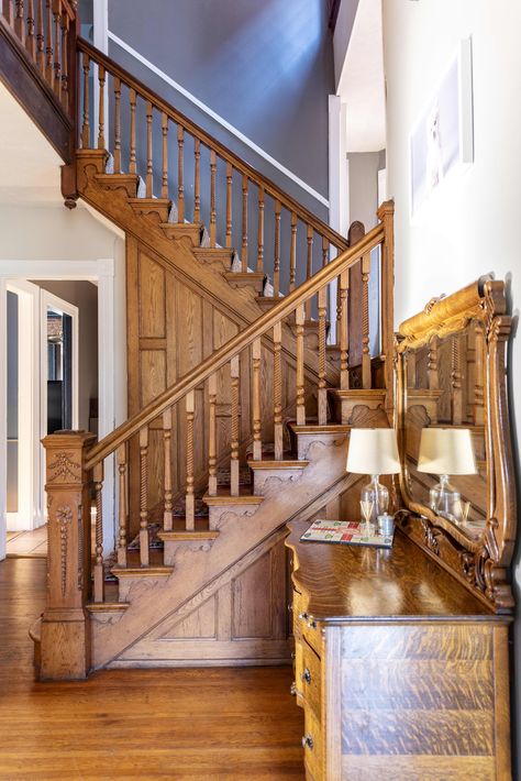 A Sprawling 132-Year-Old Renovated Victorian Is Filled With All Our Favorite Details (And 8 Fireplaces): gallery image 8 Victorian Entryway Foyers, Victorian Homes Interior Bathroom, Updated Victorian Interior, Living Room Setups, Old Victorian Homes Interior, Victorian Stairs, Victorian Staircase, Victorian Home Renovation, Updated Victorian