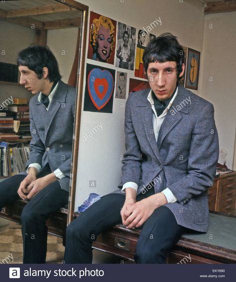 Download this stock image: THE WHO Pete Townshend at his London home in 1967. Photo Tony Gale - EKY690 from Alamy's library of millions of high resolution stock photos, illustrations and vectors. John Entwistle, Roger Daltrey, Behind Blue Eyes, Pete Townshend, Swinging London, British Rock, British Invasion, Mod Style, The Who